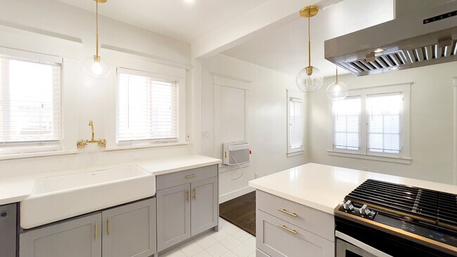 Building Photo - 1020 N Kingsley Dr