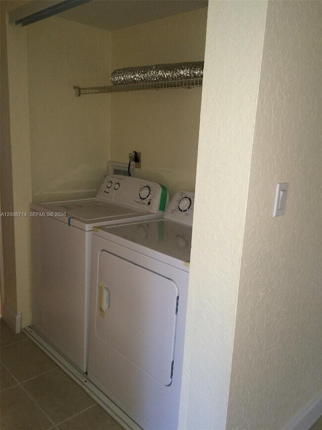 Building Photo - 407 Gardens Dr