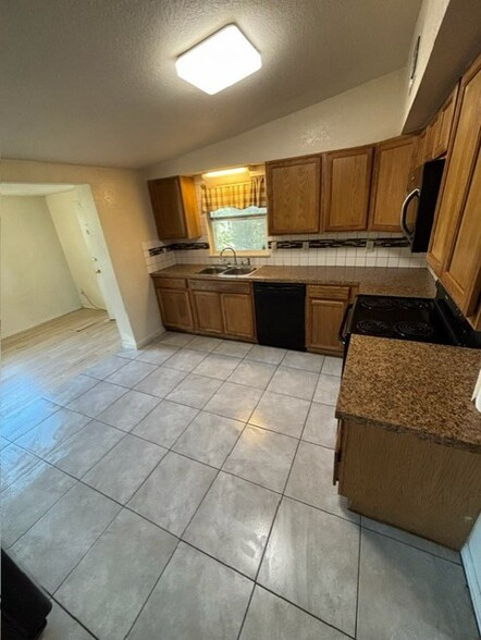 Building Photo - 907 Waldron St