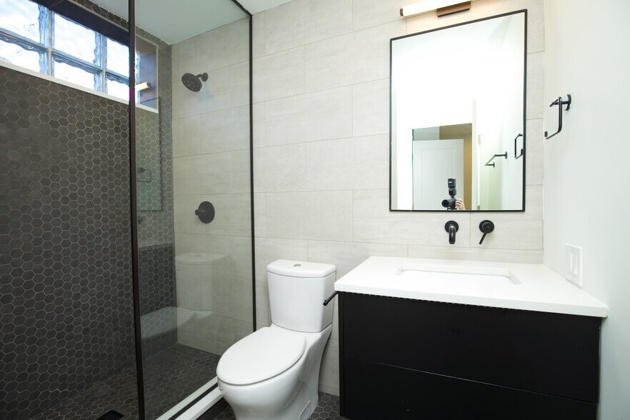 Building Photo - 843 W Grace St