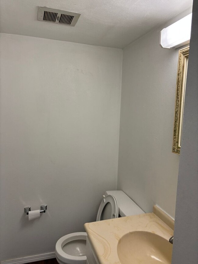 Building Photo - Creston Arms Ct.