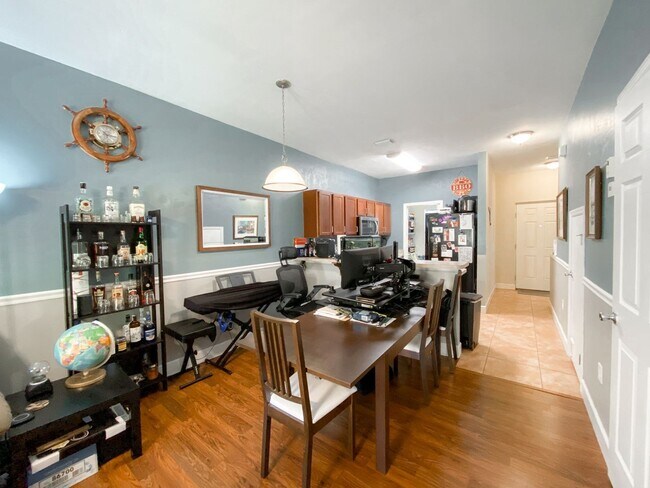 Building Photo - Woods Edge South #114