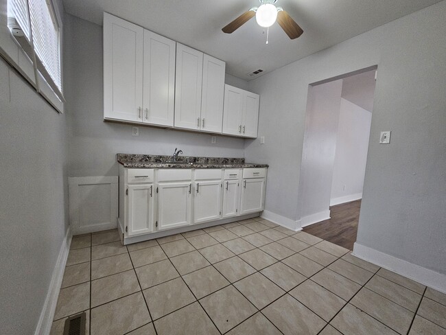 Building Photo - 2900 Central Dr