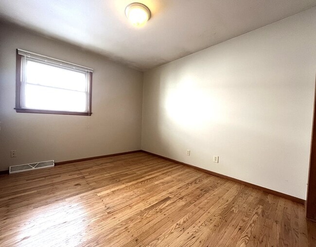 Building Photo - 3 Bedroom/1.5 Bath - Single Family Home with GARAGE!