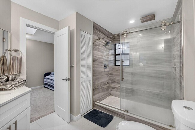 Building Photo - 2320 Treasure Isle Dr