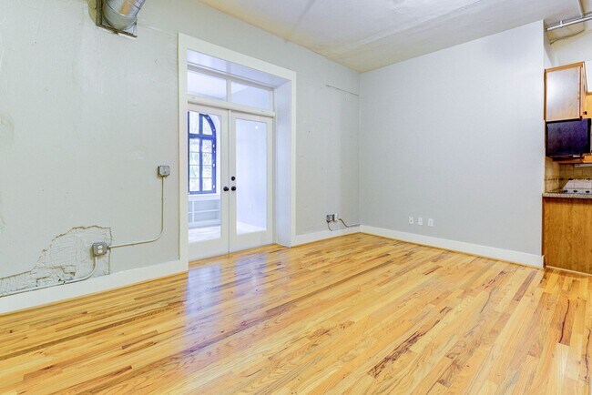 Building Photo - Exceptional 1 bed/1bath loft-style unit in...