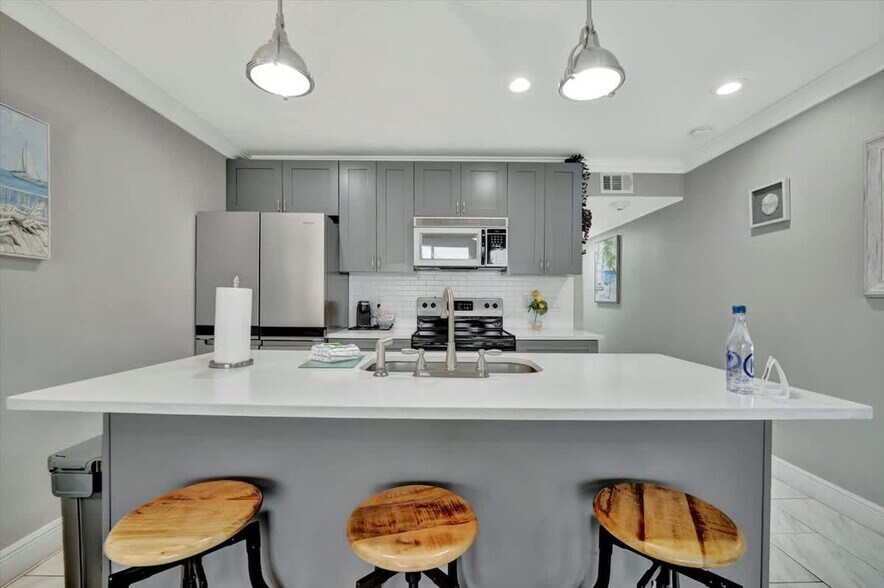 Building Photo - 2506 N Rocky Point Dr