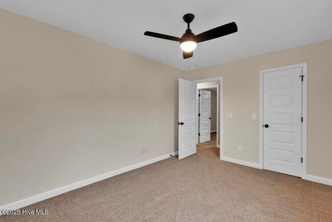 Building Photo - 303 S River Ct