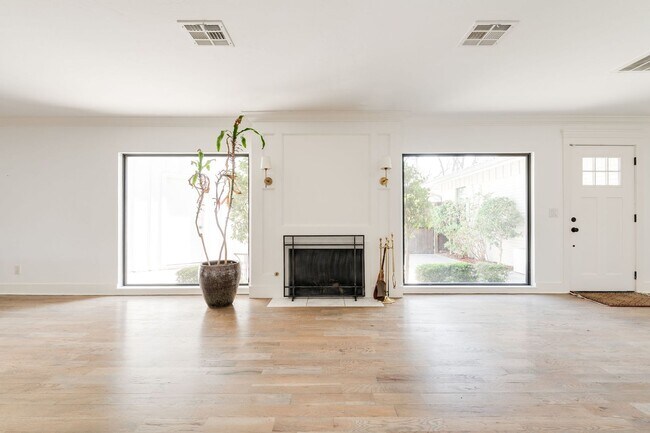 Building Photo - Beautiful Home in Nichols Hills + 3 bedrooms