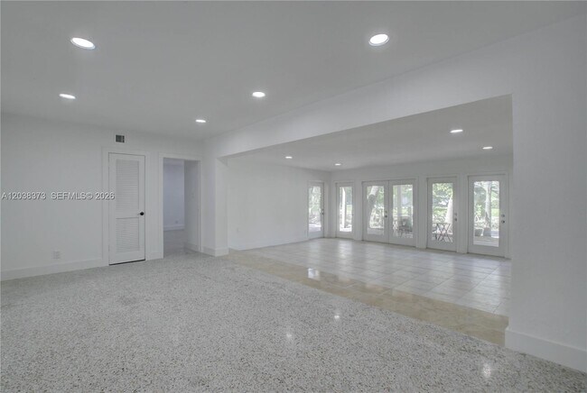 Building Photo - 616 SW 11th Ct