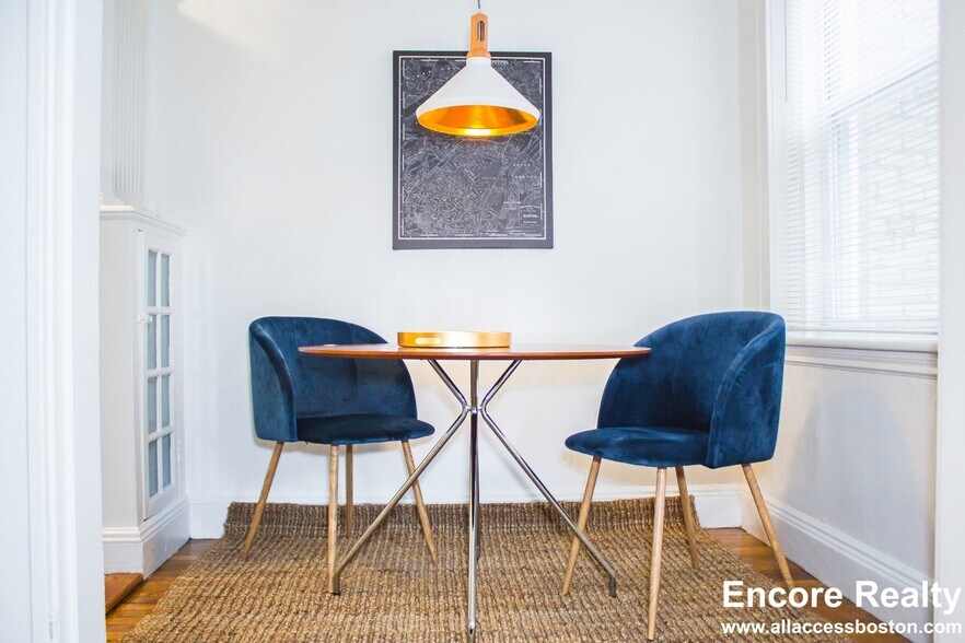 Building Photo - 121 Park Dr