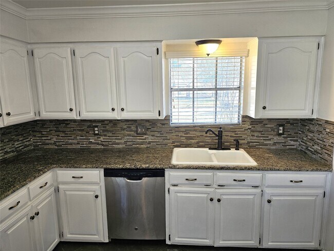 Building Photo - 347 Forest Lake Dr