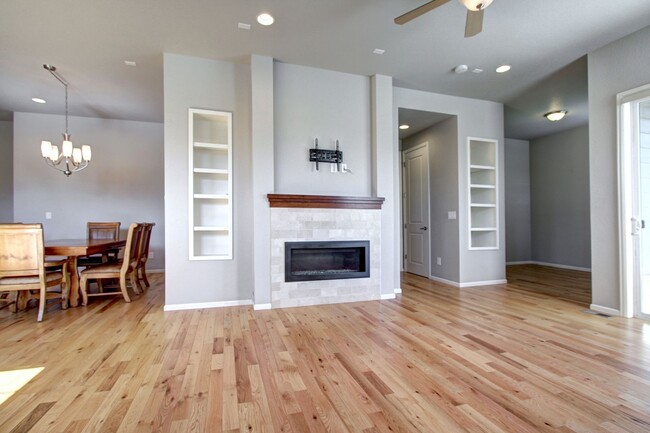 Building Photo - The Meadows 2 bed 2.5 bath Patio home low ...