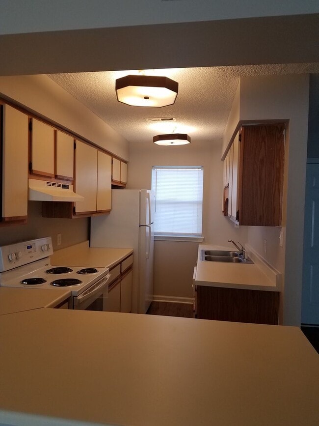 Building Photo - Cozy Townhome in Newport News
