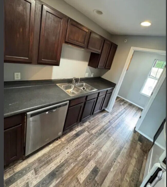 Building Photo - 3 bedroom/2 bath condo unit