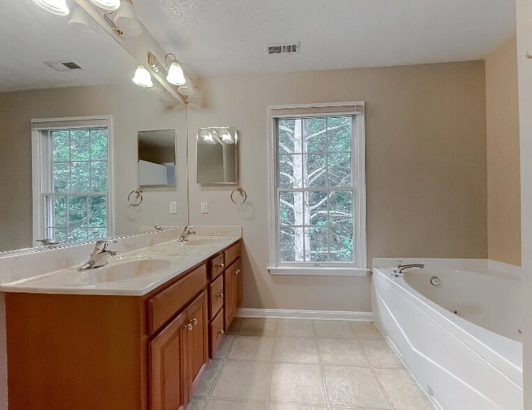 Building Photo - 23238 Willow Creek Way