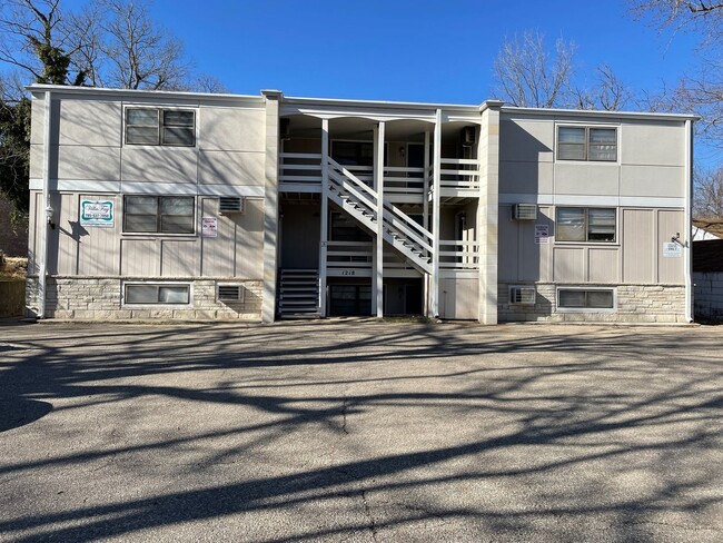 Building Photo - Great Location! Leasing for 25/26 School Y...