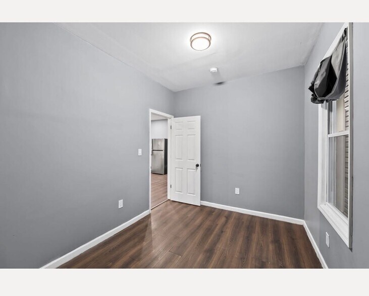 Building Photo - 487 S 17th St