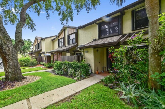 Building Photo - 4587 Carambola Cir S