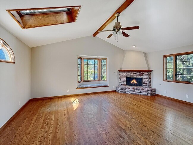 Building Photo - 527 Hilbar Ln
