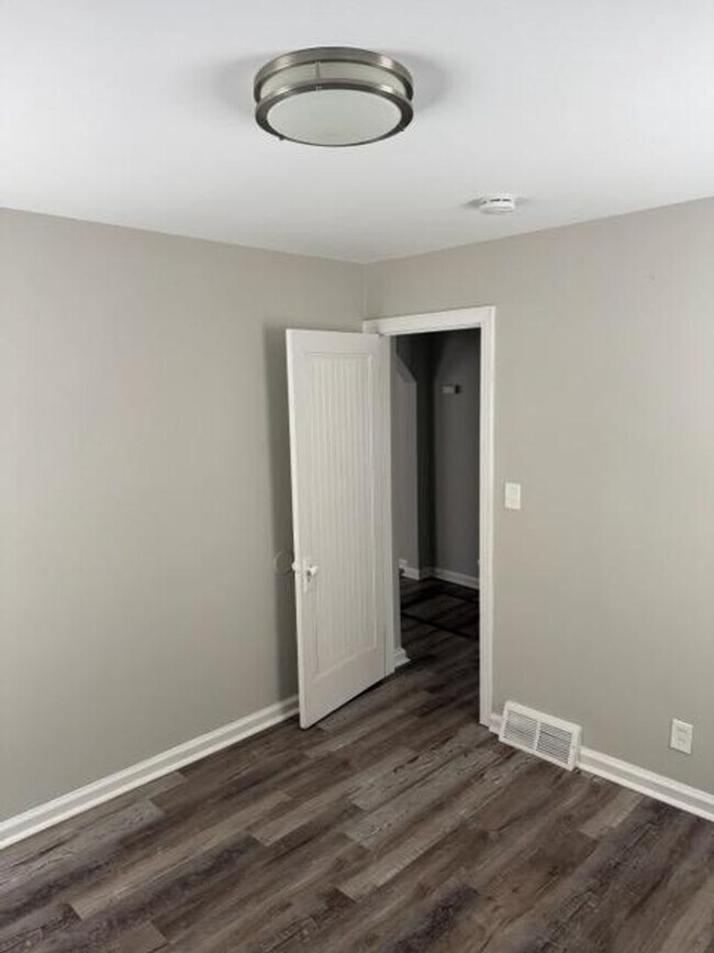 Building Photo - North Pontiac home Available Now!