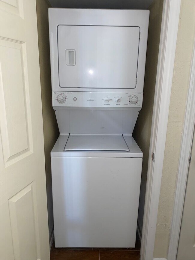 Building Photo - Beautiful Lake Plaza 1 Bedroom / 1 Bath Condo - Awesome Location