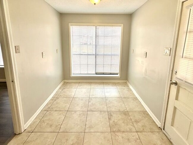 Building Photo - Spacious Home In Countrywood-4 Bedrooms 2827 SF