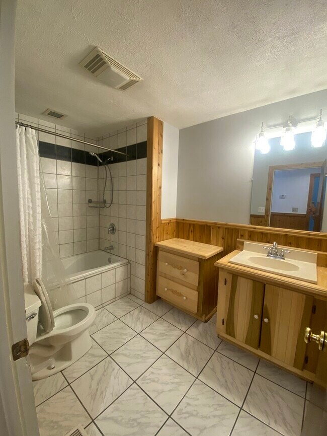 Building Photo - Secluded 4 bedrooms 3 baths with 2 car garage and fenced in yard in the town of Rutland for rent!