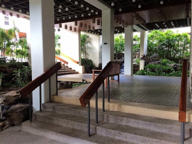 Building Photo - Mauna Luan 2BR/2BA/2PK Desirable End Unit