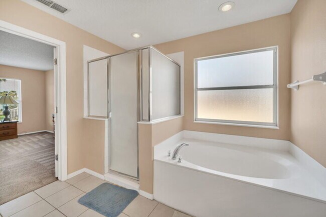 Building Photo - Partially Furnished 6 bedroom/5 Bath home