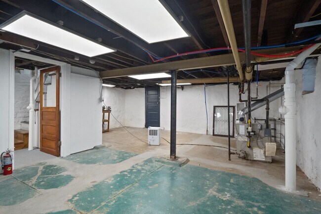 Building Photo - Hi-Pointe Adjacent House!