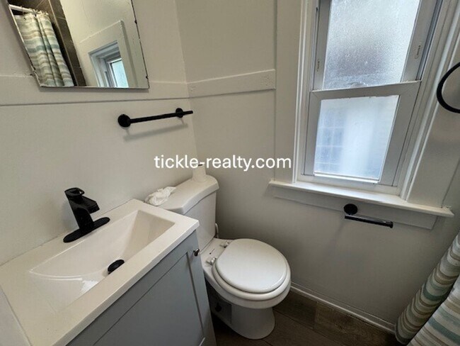 Building Photo - 4 Bedroom Park Ave House - 2 Full Baths, D...