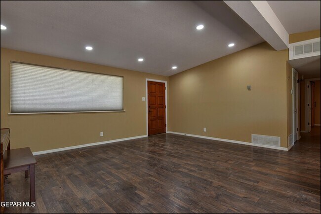 Building Photo - 408 Crane Ave