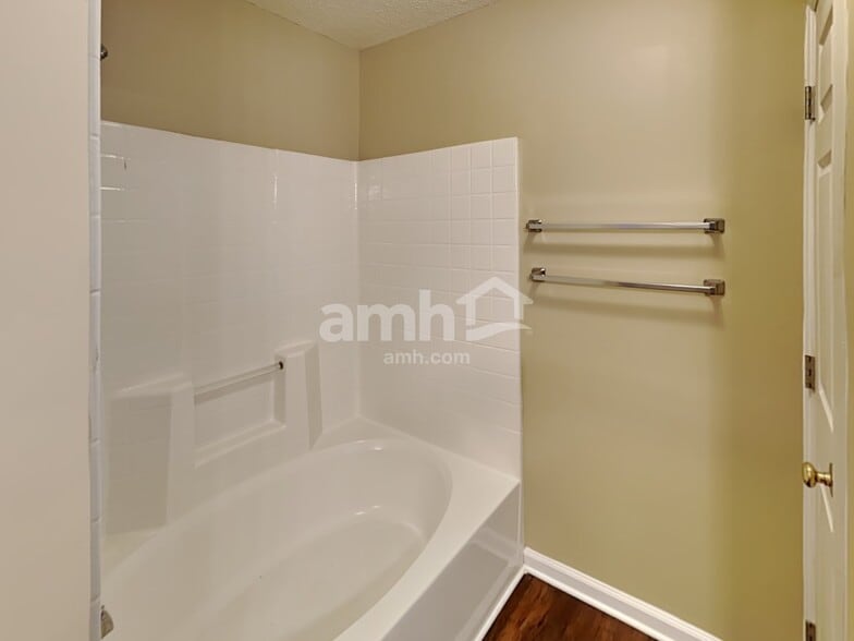 Building Photo - 2027 Waterford Dr