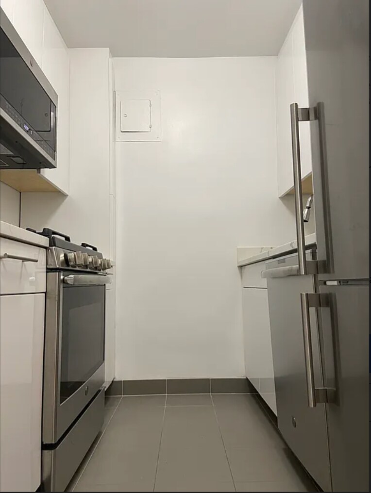 Building Photo - 7 E 14th St