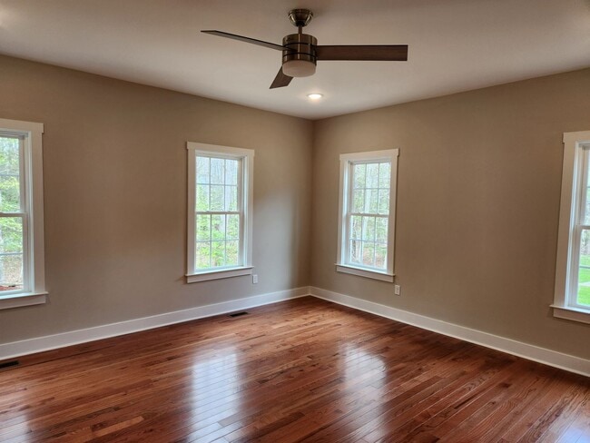 Building Photo - Chesterfield - 5 Bed 3.5 Bath Newer Modern...