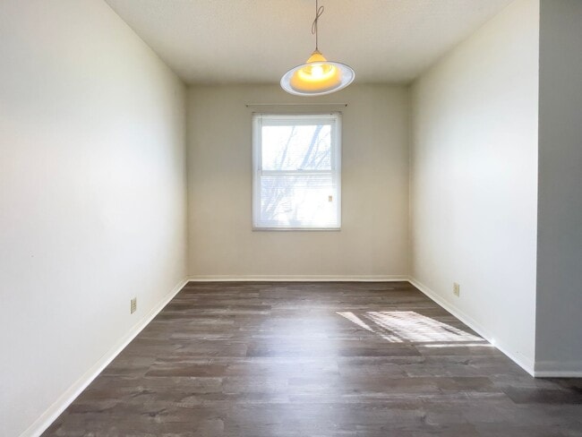 Building Photo - Near Local Restaurants and Shops with Private Screened Porch!