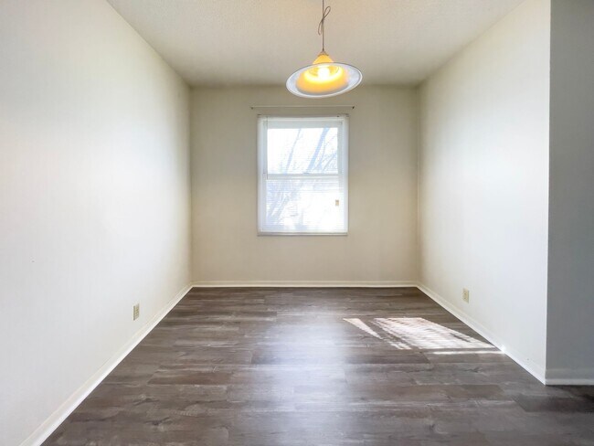 Building Photo - Spacious 2 Bedroom with Private Balcony!