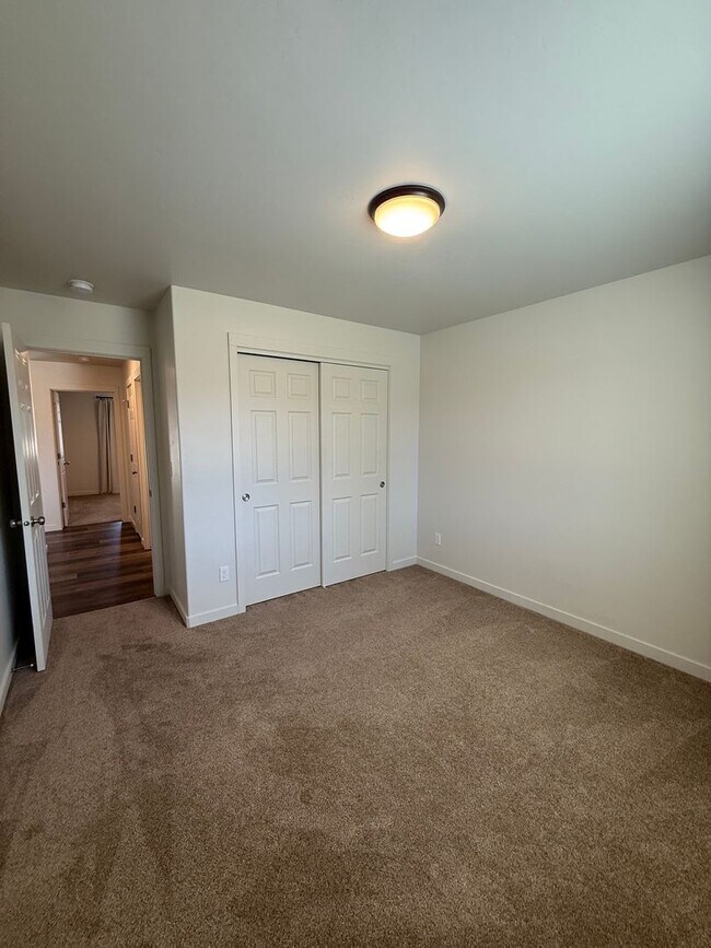 Building Photo - 3 Bedroom, 2 Bathroom Single Family Home!