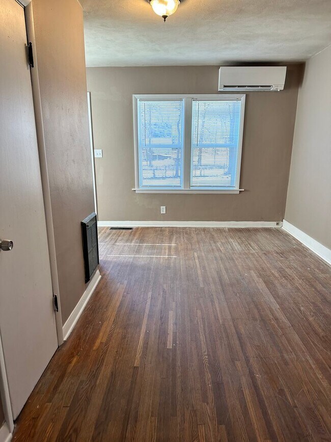 Building Photo - 2 Bedroom 1 Bath walking distance to downtown in Amazing Neighborhood
