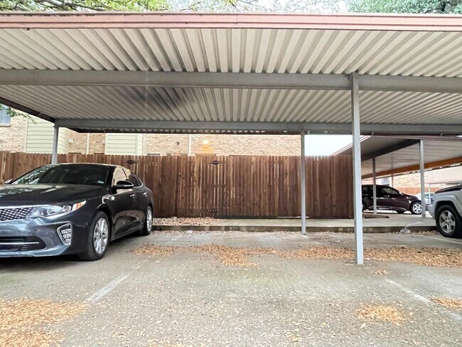 Building Photo - Cozy Townhome Minutes to the Chisholm Trai...