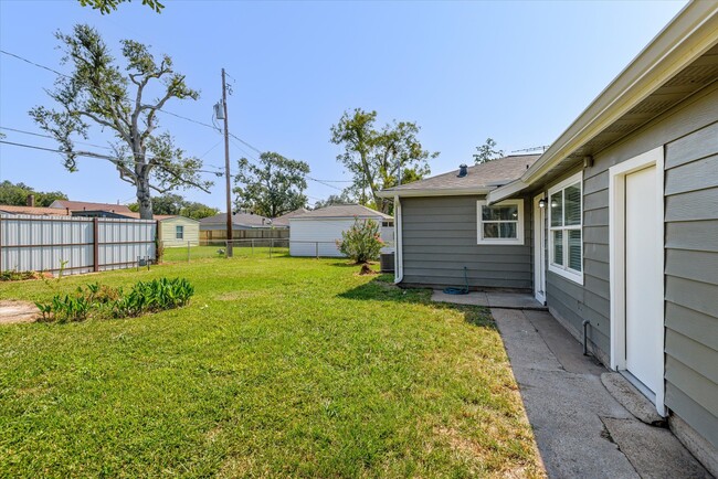 Building Photo - 6742 Feldspar St