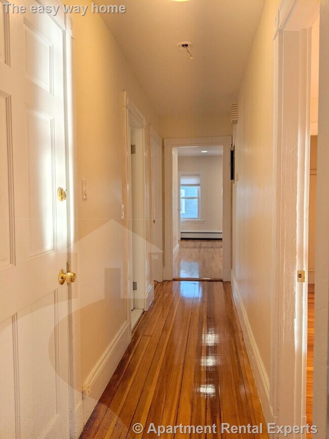 Building Photo - Nicely Updated Top Floor Two Bed Near Davi...