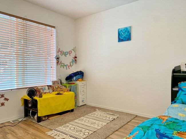 Building Photo - Remodeled Maple Woods Beauty