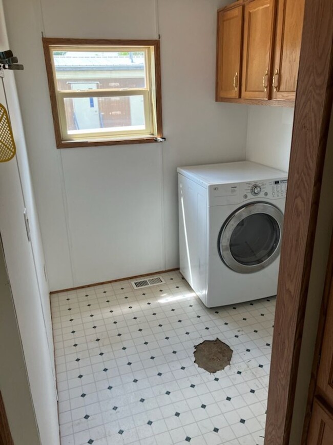 Building Photo - 3 bed, 2 bath Trailer house with outer sto...