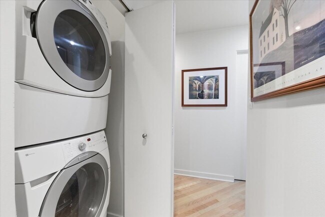 Building Photo - 2600 N Southport Ave