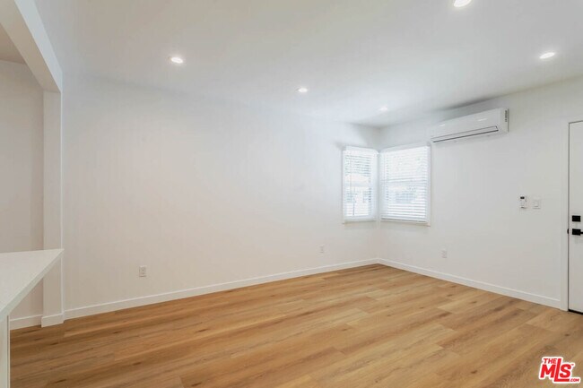 Building Photo - 815 W Glenoaks Blvd