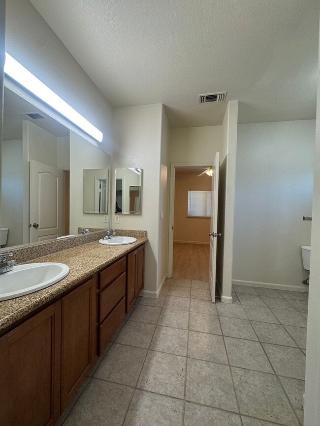 Building Photo - Charming 4-bedroom, 2-bath home in a conve...