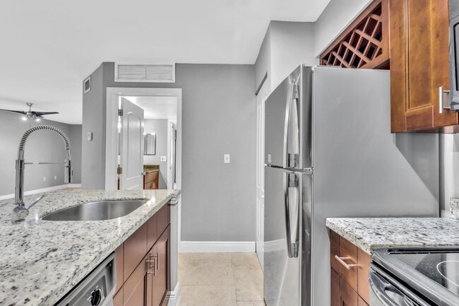 Building Photo - 2811 N Oakland Forest Dr
