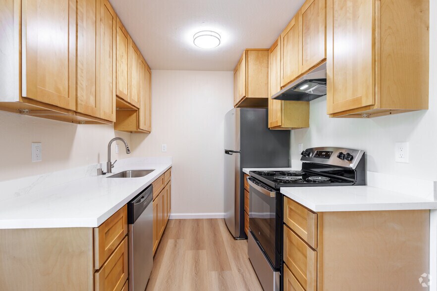2BR, 1BA - 760SF - Kitchen - 2347 Pacheco St
